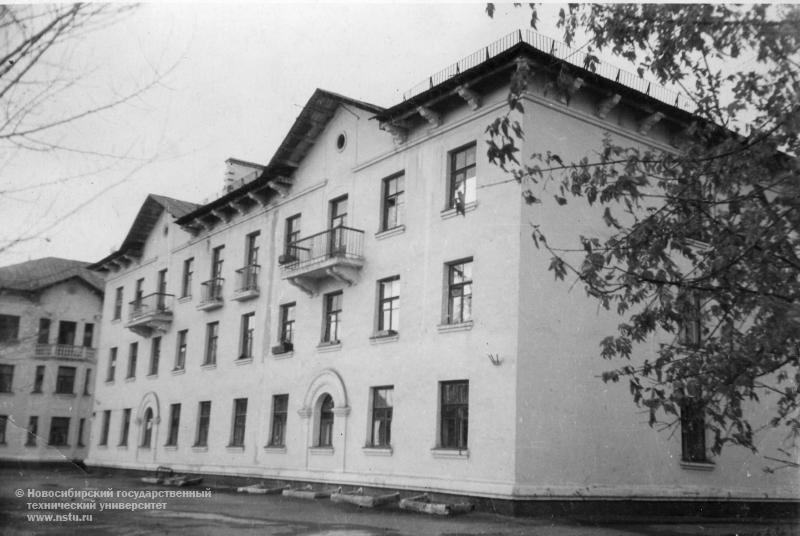 Дом по ул. Римского-Корсакова, в котором начались занятия в 1953 г.