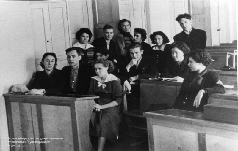 Первые студенты НЭТИ. 1954 г.