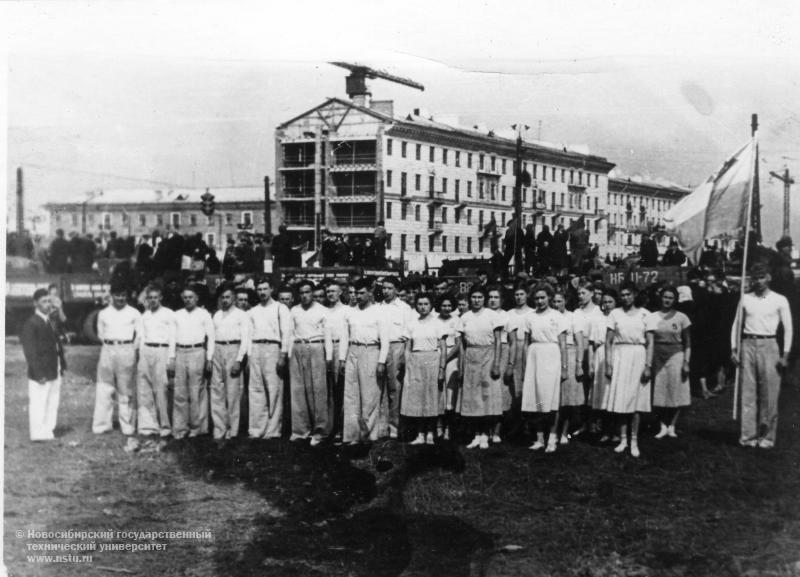 Первые выпускники НЭТИ. май 1955 студенты-физкультурники перед демонстрацией