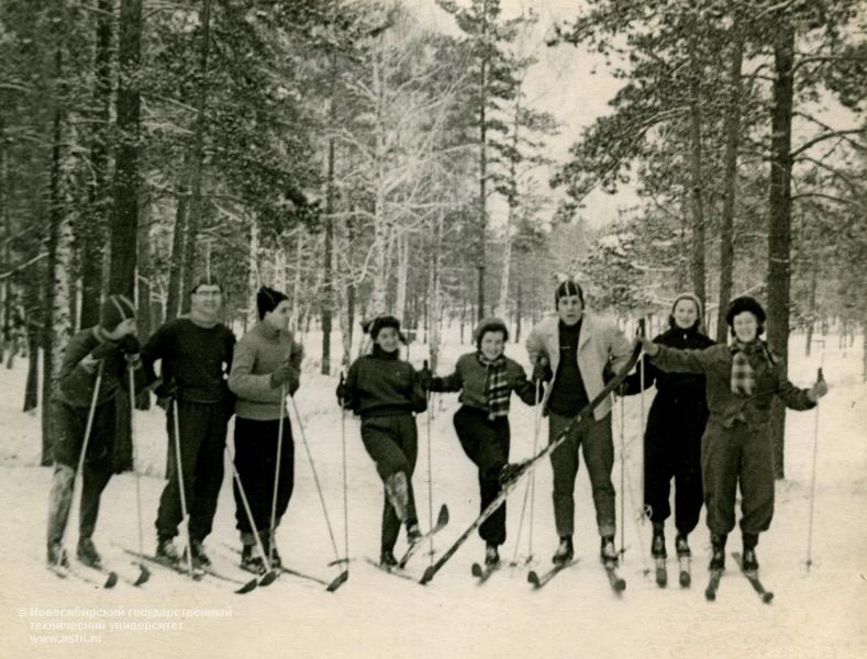 Первые студенты НЭТИ-НГТУ. Декабрь 1960 После последней сессии в Заельцовском парке группа ЭС-62