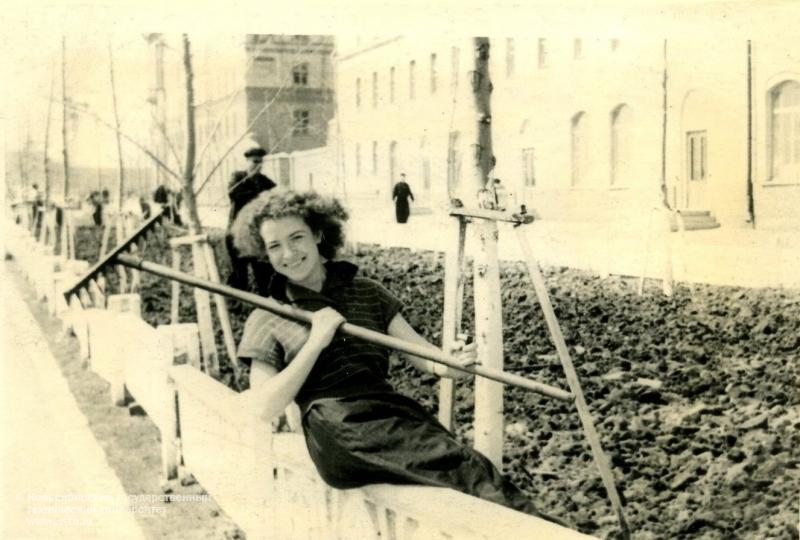 Первые студенты НЭТИ-НГТУ. Весна  1958,  2-й  курс.  В. Дюнина  на  воскреснике по благоустройству