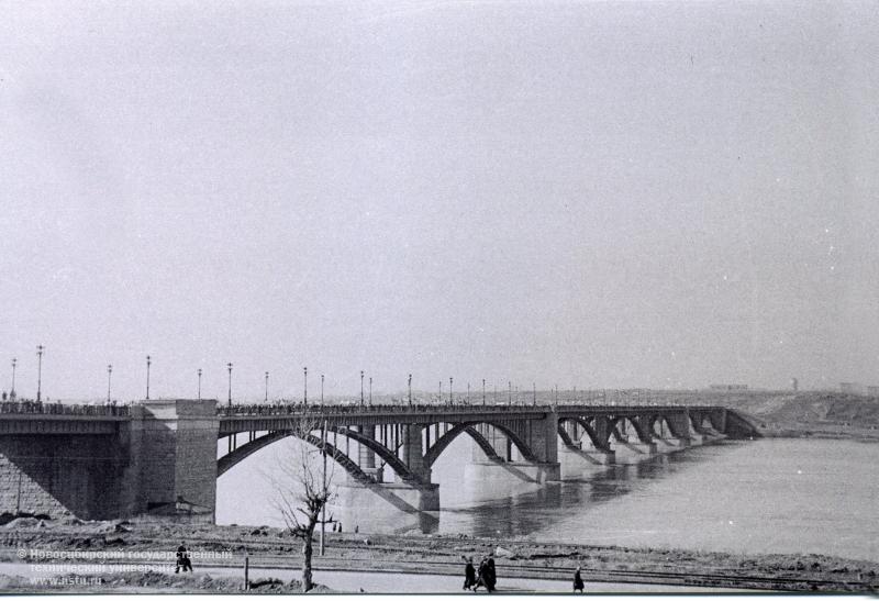 Новосибирск. 50-е годы. Коммунальный мост через р. Обь. Вид с правого берега